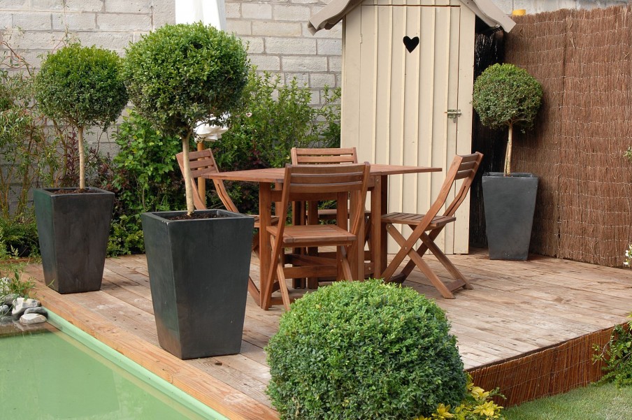 Vaut-il mieux choisir une table de jardin en bois ou en métal ?